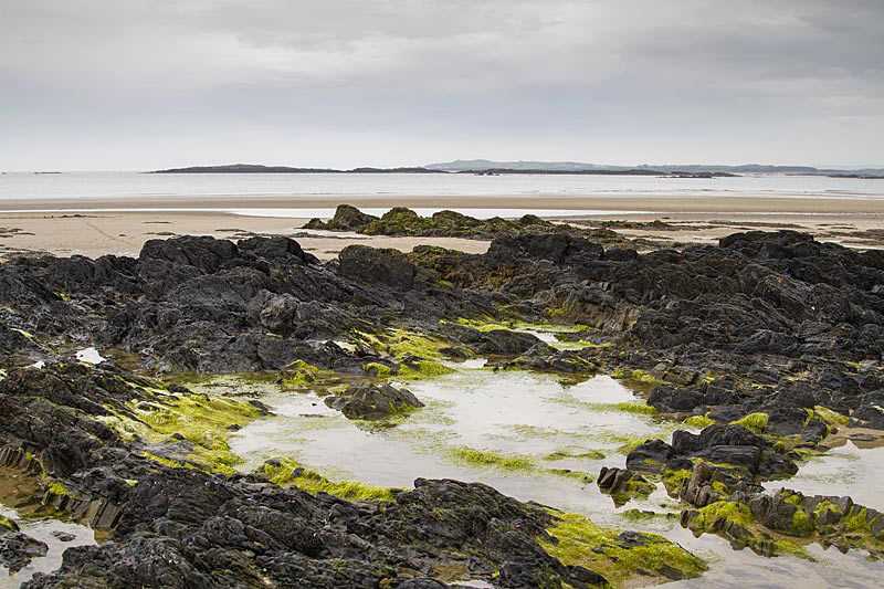 rhosneigr-beach-beach-at-low-tide-at-rhosneigr-in-anglesey-north-wales-uk