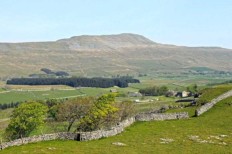 whernside-view-looking-north-to-whernside-from-the-footpath-to-ingleborough-from-chapel-le-dale