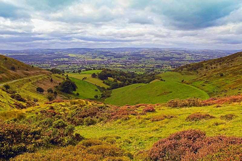 clwydian-range-aonb-the-valley-of-clwydian-and-offa039s-dyke-taken-from-moel-arthur-flintshire-north