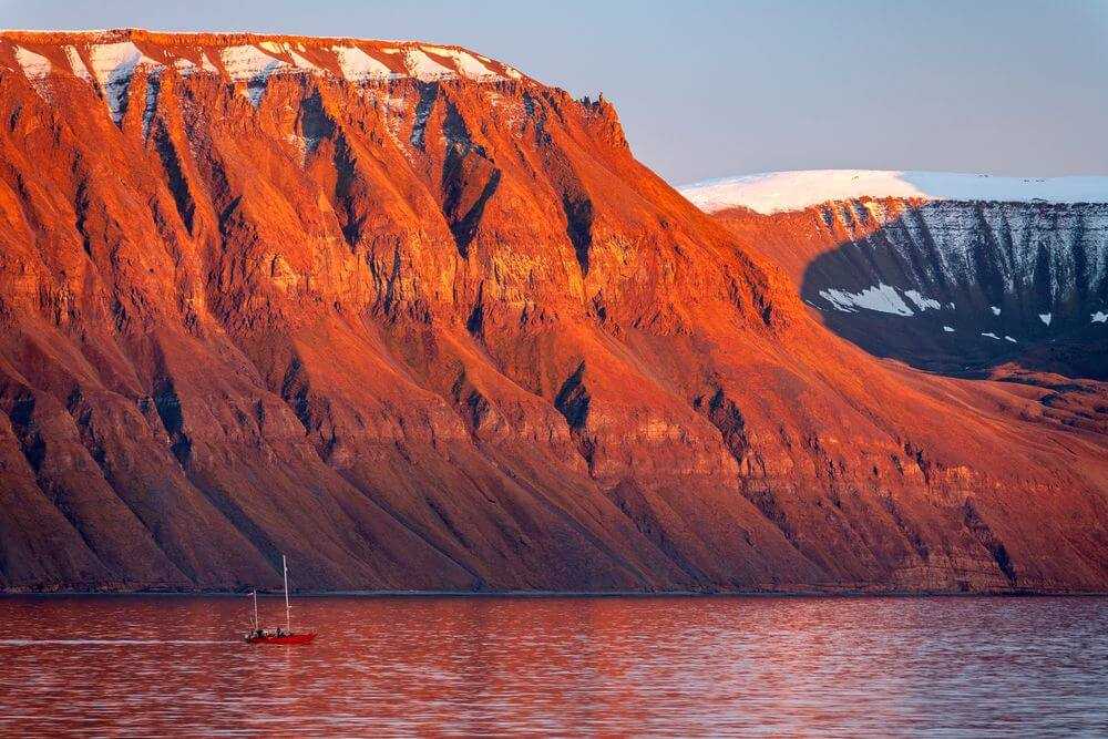 liefdefjord-near-longyearbyen-in-the-svalbard-isla-2023-11-27-05-15-27-utc