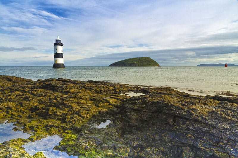 penmon-point-beach-pebbled-beach-looking-to-small-lighthouse-and-island-penmon-anglesey-wales-united