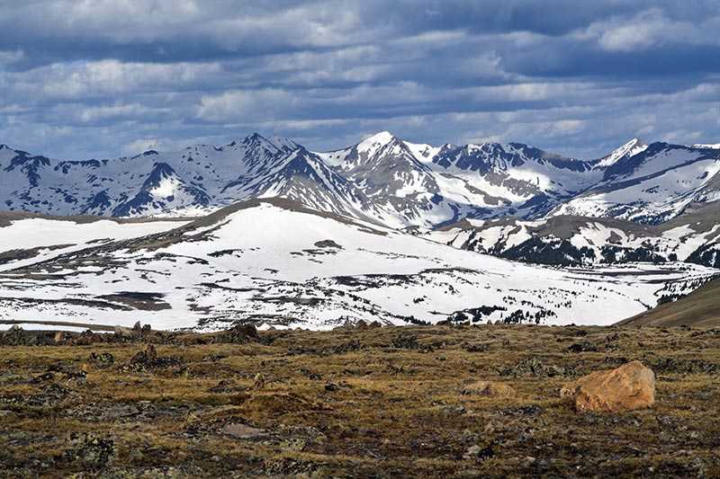 rocky-mountain-national-park-snowy-mountains-in-springtime