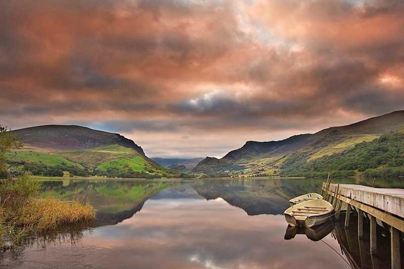 llyn-nantlle-view-of-snowdon-covered-in-cloud-at-sunrise-from-llyn-nantlle-with-reflections-in-lake_0