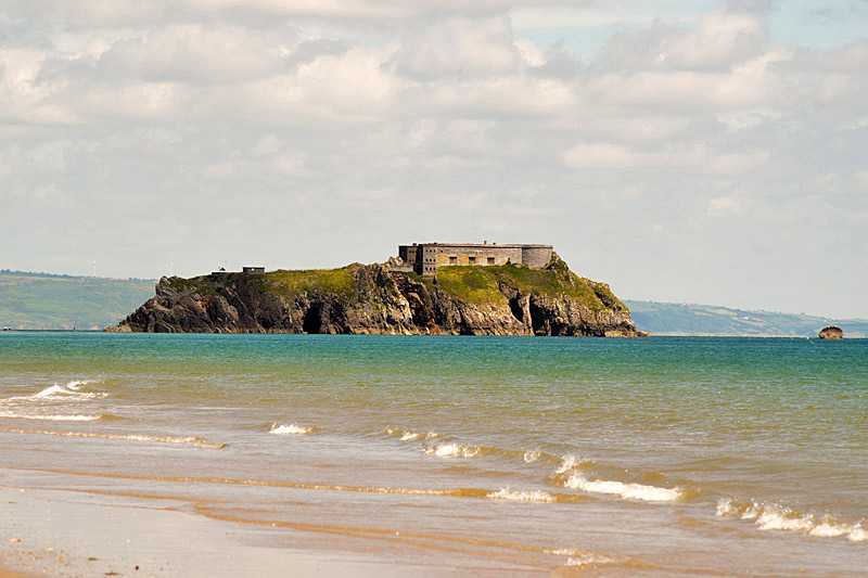 castle-beach-tenby-image-of-tenby-castle-sat-above-the-beach-in-the-distance
