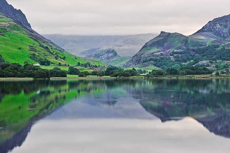 llyn-nantlle-view-of-snowdon-covered-in-cloud-at-sunrise-from-llyn-nantlle-with-reflections-in-lake_1
