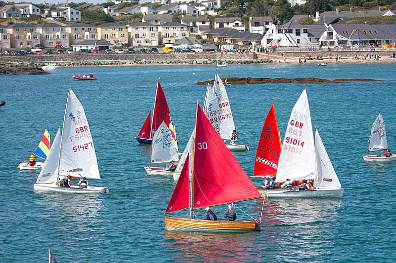 trearddur-bay-beach-trearddur-bay-sailing-club-and-a-sail-race-isle-of-anglesey-north-wales_0