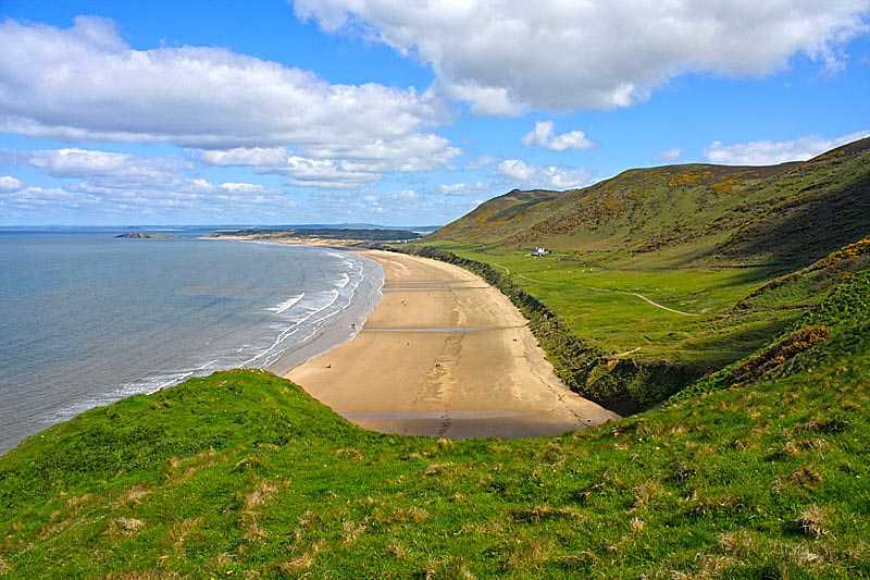 rhossili-beach-wide-angle-view-of-rhossili-beach-and-bay-at-low-tide-with-people-silhouetted-in