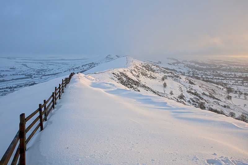 mam-tor-ridge-in-the-peak-district-covered-in-snow-during-winter-at-sunrise