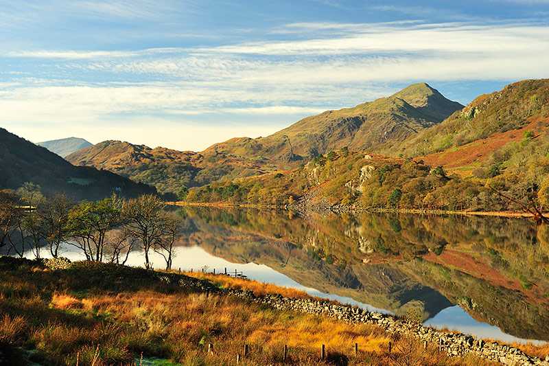 snowdonia-national-park-view-of-glacial-lake-llyn-gynant-which-is-fed-by-the-river-glasslyn-in-the