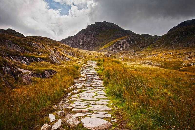 glyder-fach-footpath-in-snowdonia-national-paark-in-wales-along-to-glyder-fawr-mountain