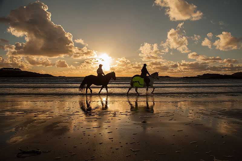 anglesey-aonb-horse-riders-on-trearddur-bay-beach-at-sunset-isle-of-anglesey-north-wales