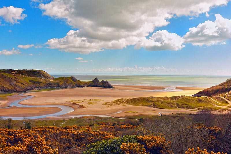 three-cliffs-bay-amp-beach-a-view-of-three-cliffs-bay-on-the-gower-peninsula-in-south-wales-uk
