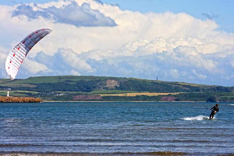 haverigg-beach-kitesurfer-off-the-coast-of-cumbria-near-haverigg