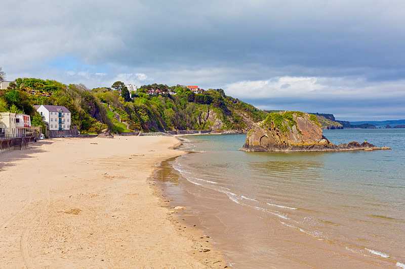 north-beach-tenby-tenby-pembrokeshire-wales-historic-welsh-town-on-west-side-of-carmarthen-bay-with