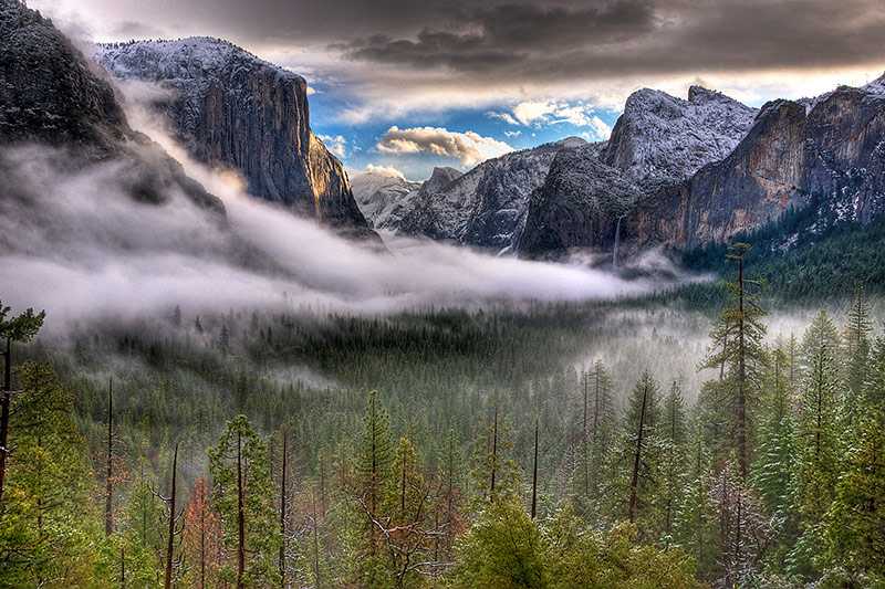 yosemite-valley-the-mist-climbs-the-granite-walls-of-yosemite-valley-in-a-cold-winter-morning