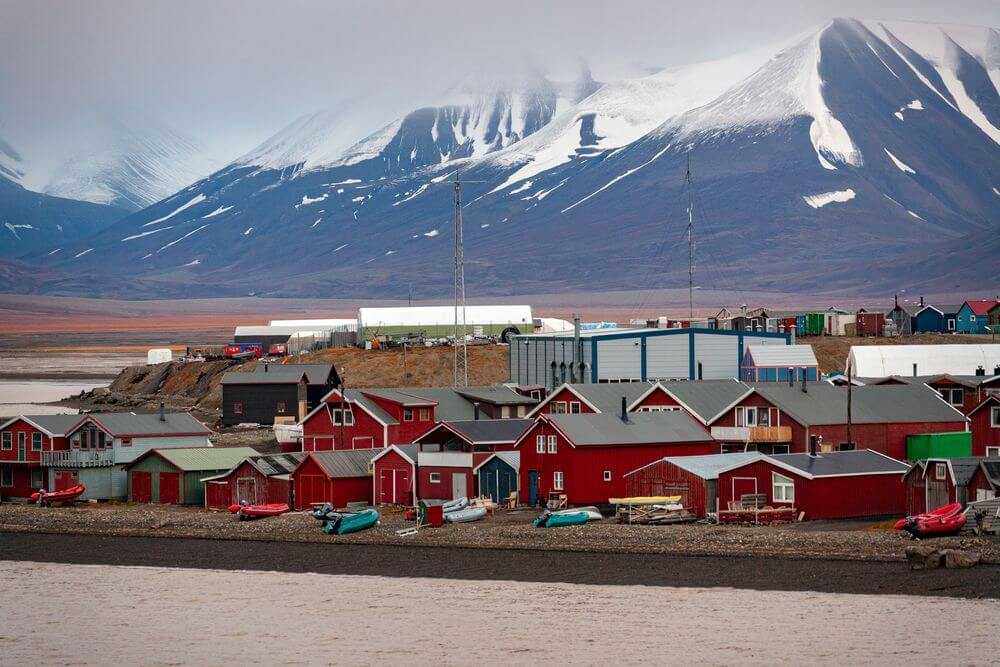 longyearbyen-svalbard-islands-2023-11-27-05-01-29-utc