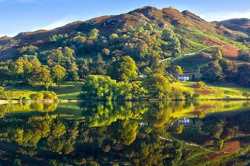 loughrigg-tarn-an-autumn-scene-with-loughrigg-tarn-and-fell-in-the-lake-district