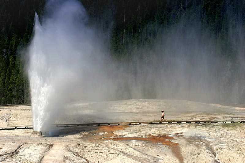 yellowstone-national-park-beehive-geyser-with-its-12-m-4-ft-tall-cone