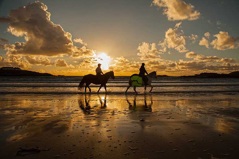trearddur-bay-beach-horse-riders-on-trearddur-bay-beach-at-sunset-isle-of-anglesey-north-wales