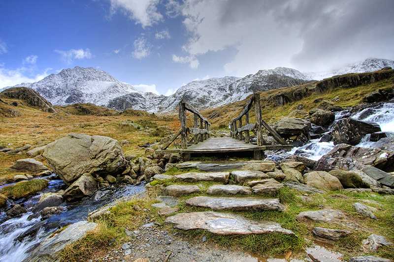 snowdonia-national-park-small-wooden-bridge-near-llyn-idwal-in-snowdonia