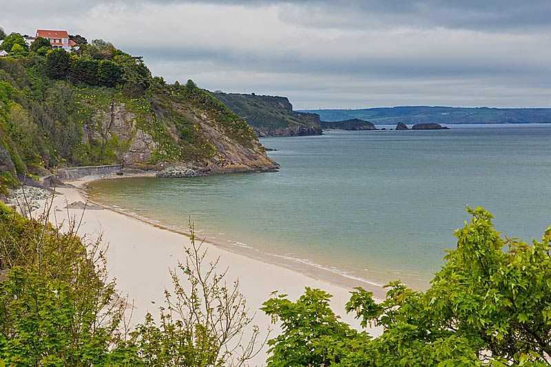 north-beach-tenby-tenby-pembrokeshire-wales-historic-welsh-town-on-west-side-of-carmarthen-bay-with_0