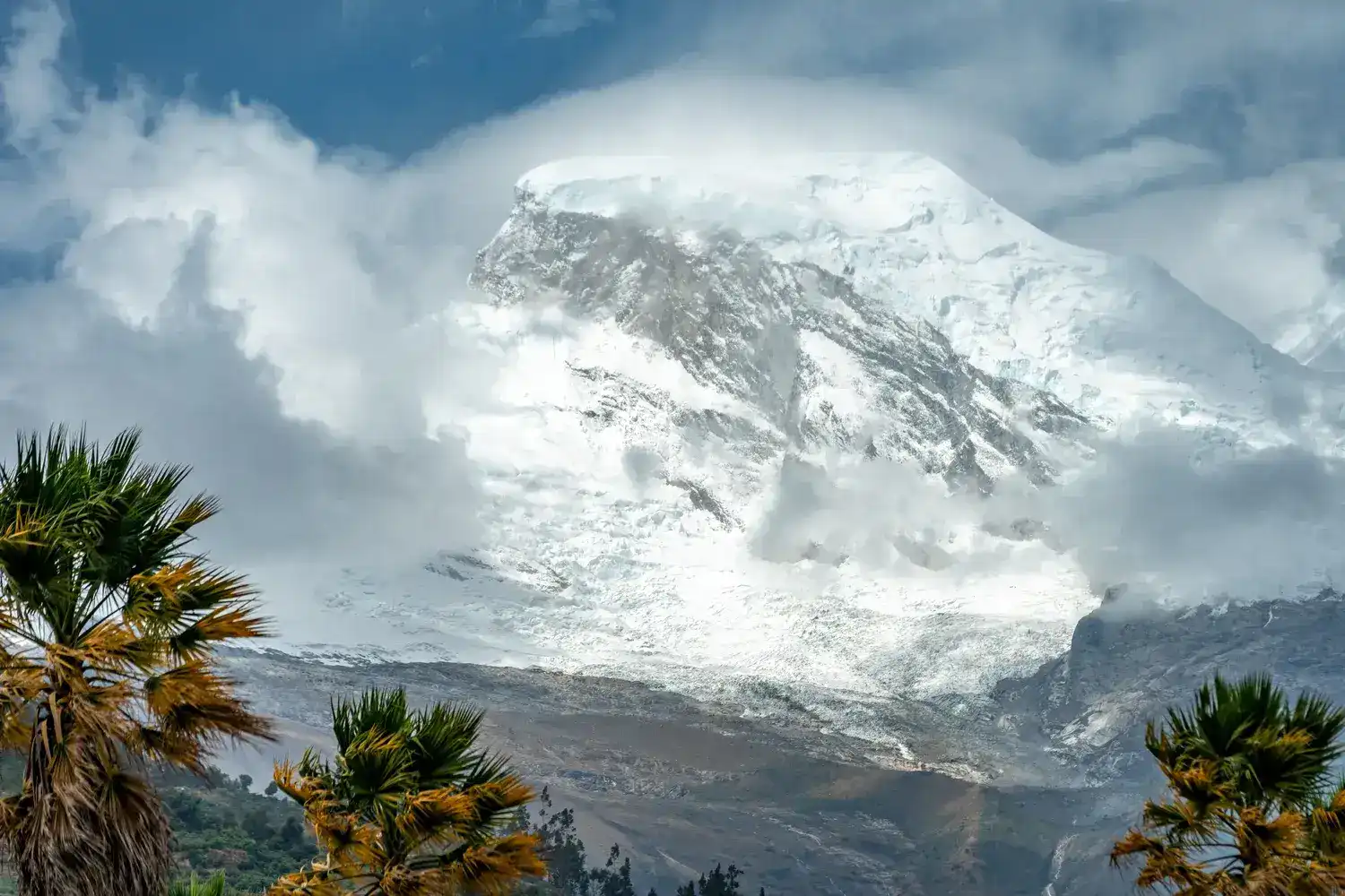 the-highest-mountain-of-peru-huascaran-in-the-cord-2025-01-07-12-34-26-utc