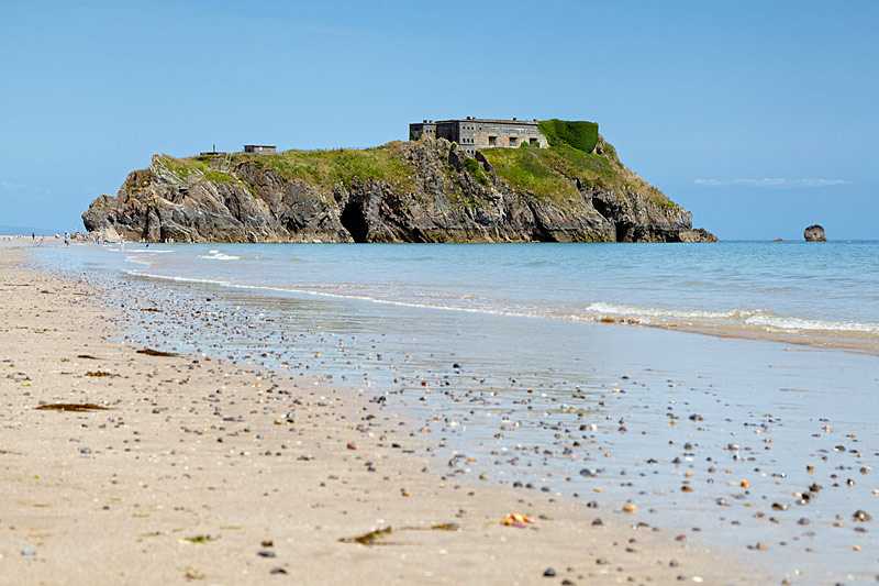 castle-beach-tenby-st-catherine039s-island-is-a-small-tidal-island-linked-to-tenby-in-pembrokeshire