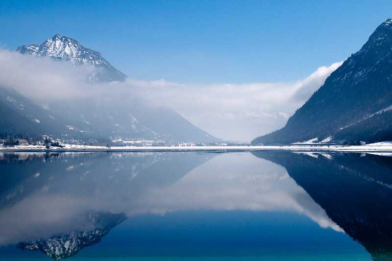 lake-achen-low-clouds-cover-the-mountain-peaks-near-the-lake