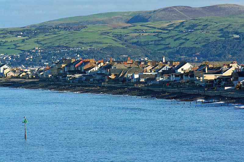 borth-beach-a-view-of-the-seaside-town-of-borth-located-on-the-coast-of-wales