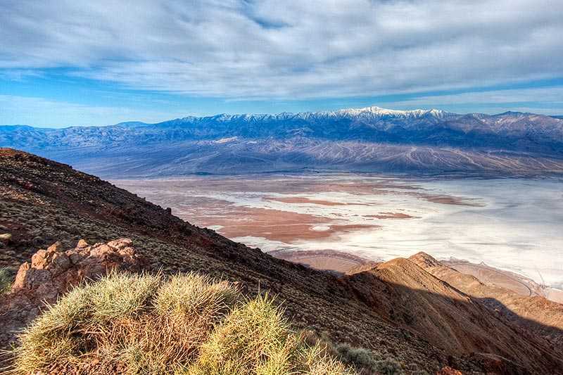 death-valley-national-park-view-from-the-overlook-at-dante039s-view-badwater-basin-salt-flats-can-be
