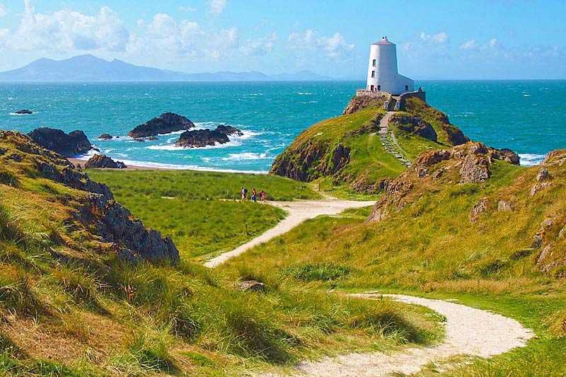 llanddwyn-beach-sand-dunes-and-grass-on-the-coast-of-anglesey-wales