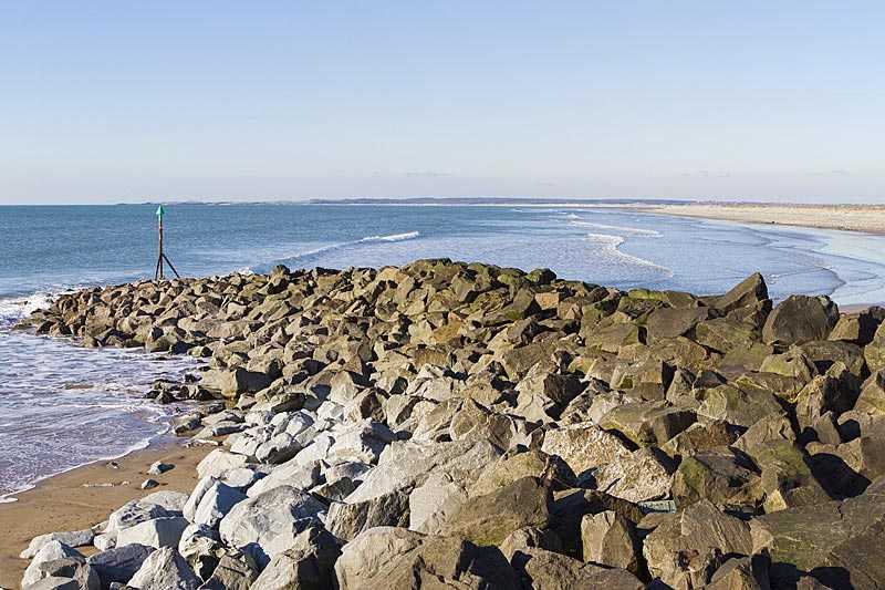 dinas-dinlle-beach-sea-coast-with-rock-breakwater-at-dinas-dinlle-in-gwynedd-wales-uk