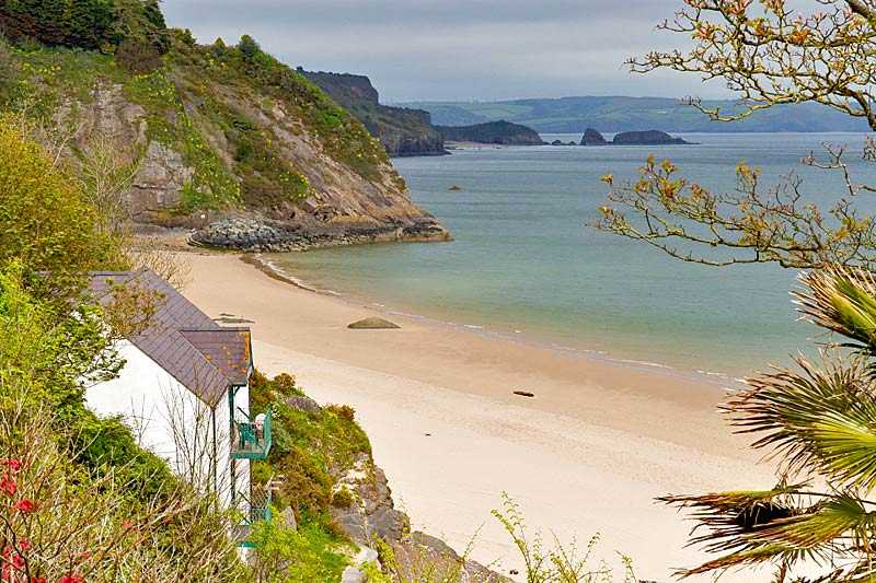 north-beach-tenby-tenby-pembrokeshire-wales-historic-welsh-town-on-west-side-of-carmarthen-bay-with_1