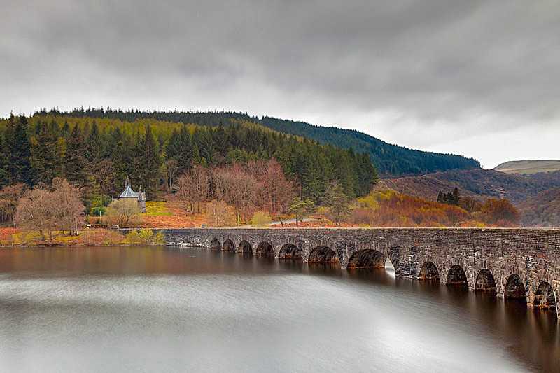 caban-coch-reservoir-the-bridge-over-cabon-coch-reservoir-on-a-rain-dawn-in-the-elan-valley-wales