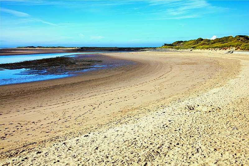 burry-port-beach-the-sand-beach-coastline-at-burry-port-at-the-loughor-estuary-on-the-gower