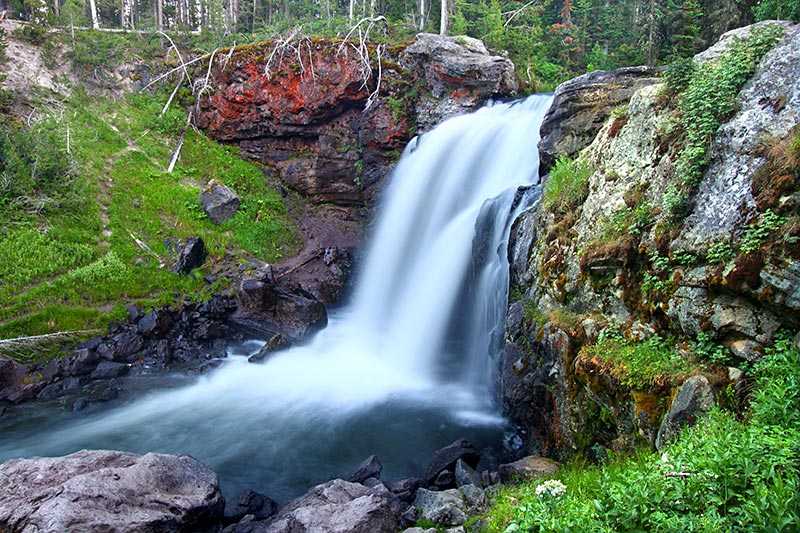 yellowstone-national-park-moose-falls-in-evening-light