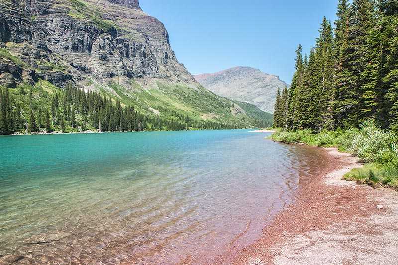 glacier-national-park-the-picturesque-lake-josephine-in-the-many-glacier-area