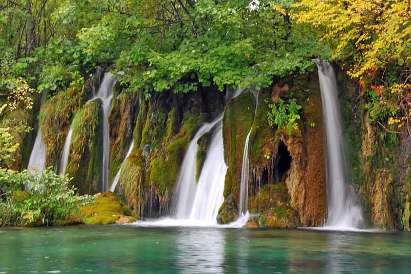 plitvice-waterfalls-beautiful-water-colours-are-created-by-moss-algae-and-organisms