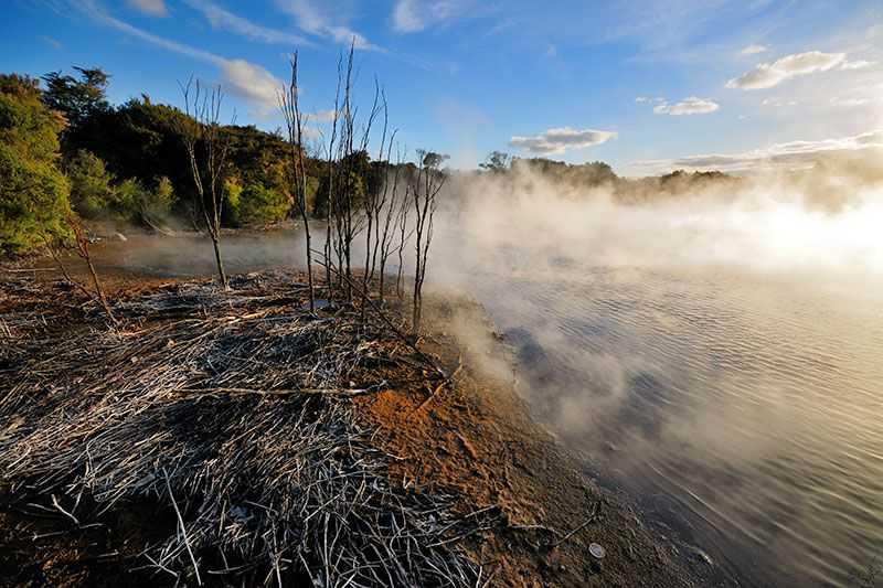 rotorua-thermal-lake-in-the-kuirau-park-in-rotorua