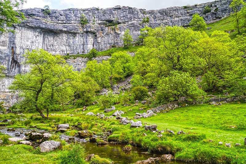 malham-cove-climbers-on-malham-cove-yorkshire-dales-from-the-base-of-the-cove
