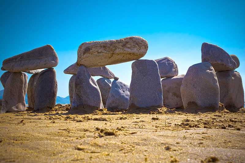 dinas-dinlle-beach-beach-sculpture-like-stonehenge-on-dinas-dinlle-beach-in-north-wales-uk-in