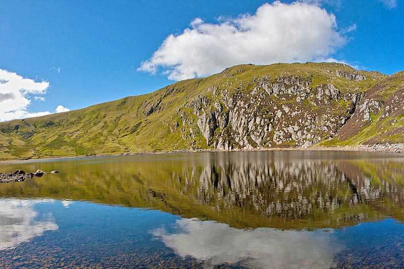 llyn-dulyn-melynllyn-reservoir-lies-above-llyn-dulyn-beneath-the-rocky-face-of-foel-grach