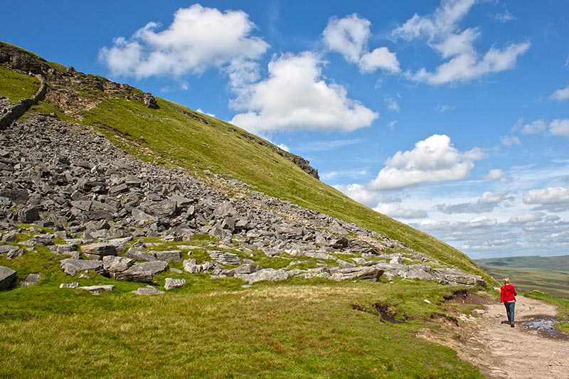 yorkshire-dales-national-park-a-hiker-heading-towards-the-steep-section-of-the-footpath-up-pen-y