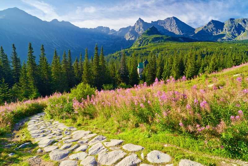 Beautiful nature landscape Gasienicowa Valley trail High Tatra Mountains © Utiwamoj  Dreamstime.com_