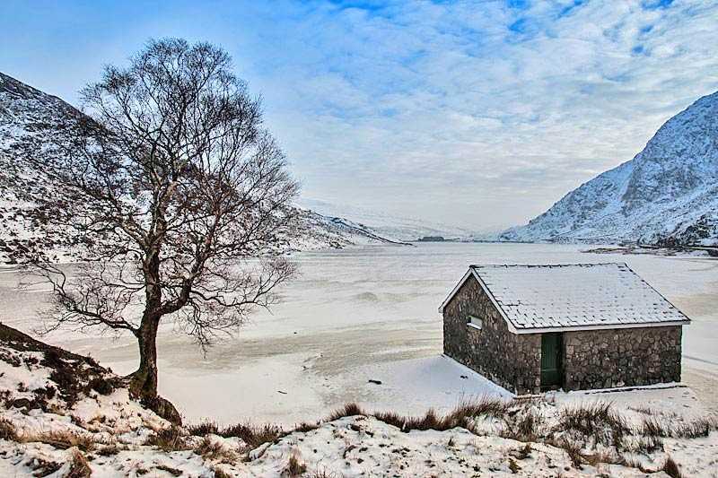 llyn-ogwen-winter-white-snowy-scenes-around-snowdonia-national-park-north-wales-uk