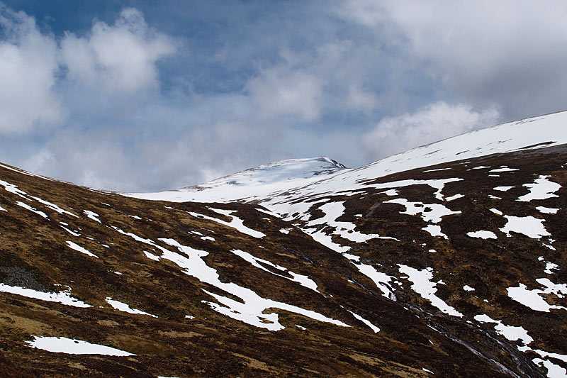 braeriach-cainrgorms-mountains-braeriach-area-looking-toward-cairn-toul-in-spring