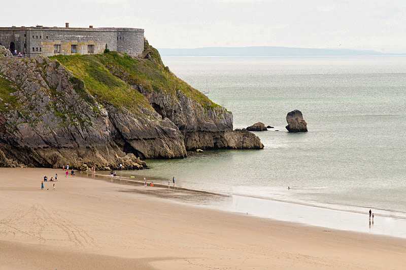 castle-beach-tenby-image-of-tenby-castle-sat-above-the-beach-in-the-distance_0
