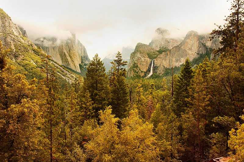 yosemite-valley-overlook-of-the-yosemite-valley-with-el-capital-on-the-left-and-cathedral-rocks-and