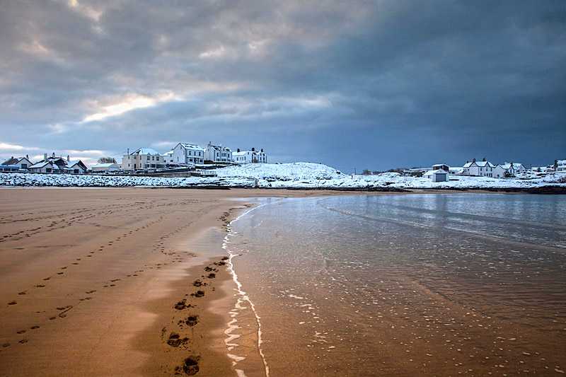 trearddur-bay-beach-snow-on-trearddur-bay-beach-isle-of-anglesey-north-wales-uk