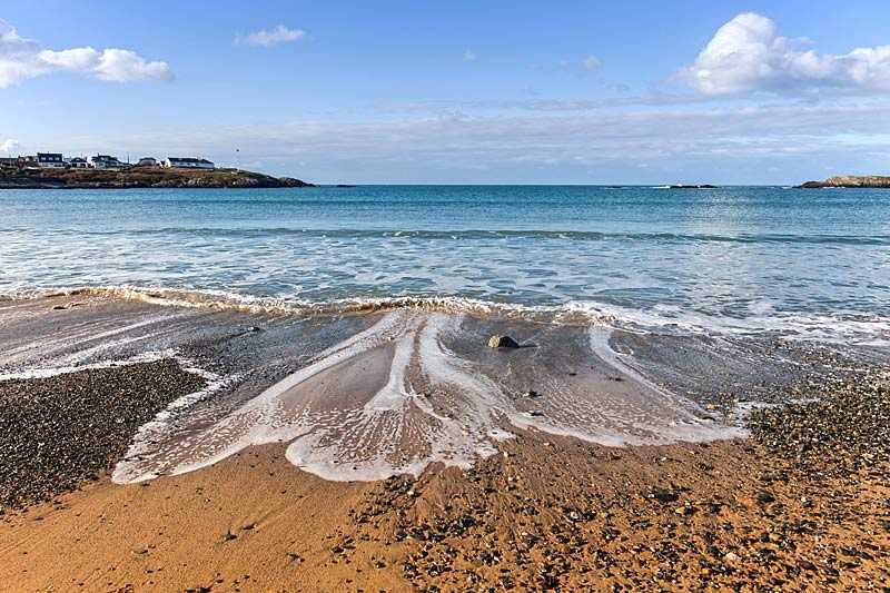 trearddur-bay-beach-trearddur-bay-beach-and-waves-on-the-sand-isle-of-anglesey-north-wales